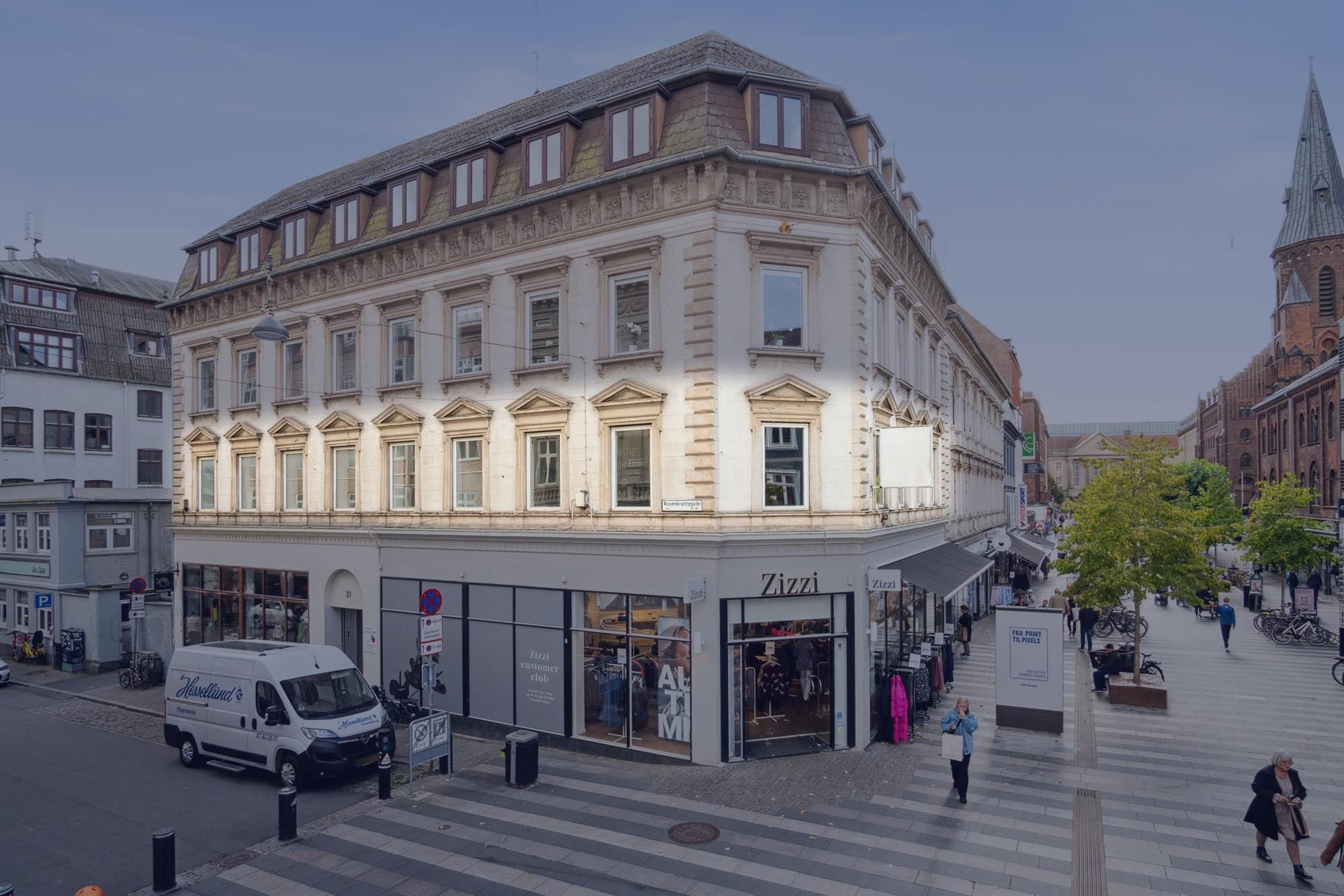 Vandkuglen med teksten Zizzi er placeret på en vejkryds og har et stort glasvindu