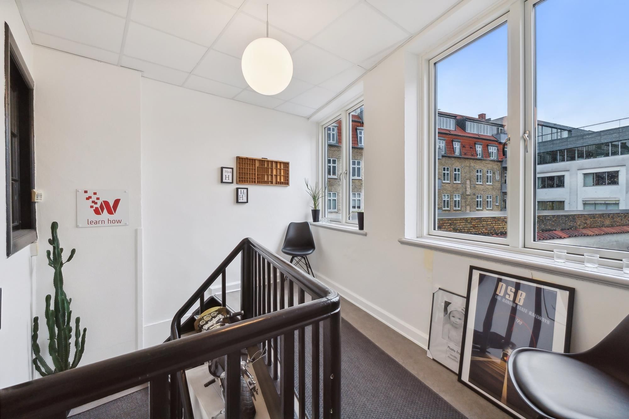 Lejlighed med moderne indretning og udsigt til hovedgaden i Aarhus Centrum, udstyret med møbler, kunstværker og