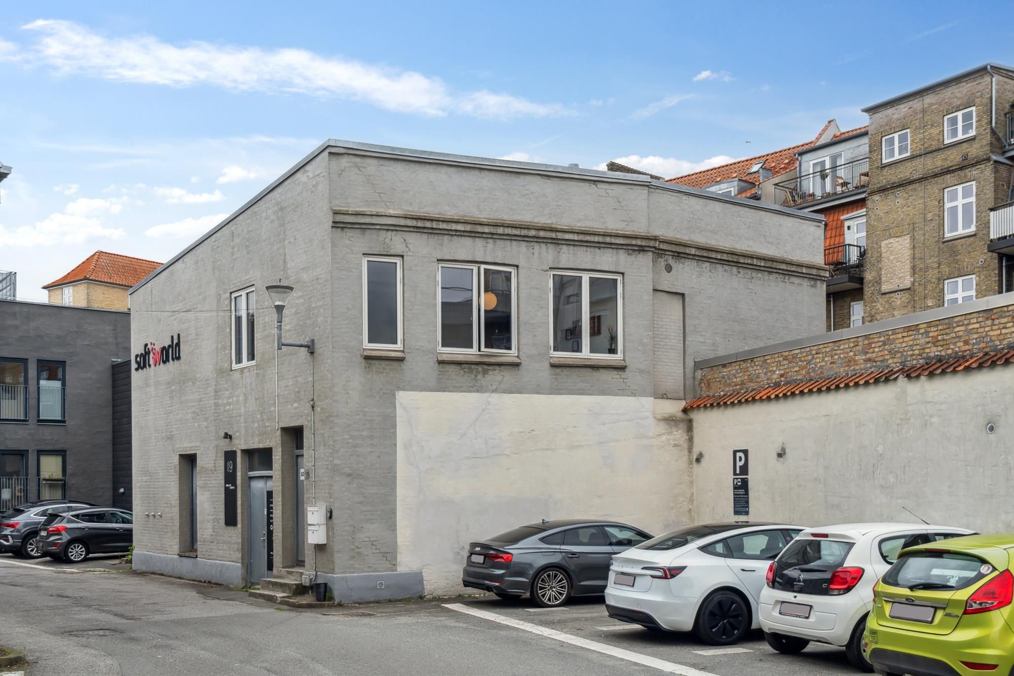 Lejemål i Aarhus Centrum med parkeringsmuligheder og udsigt til byens pulserende liv