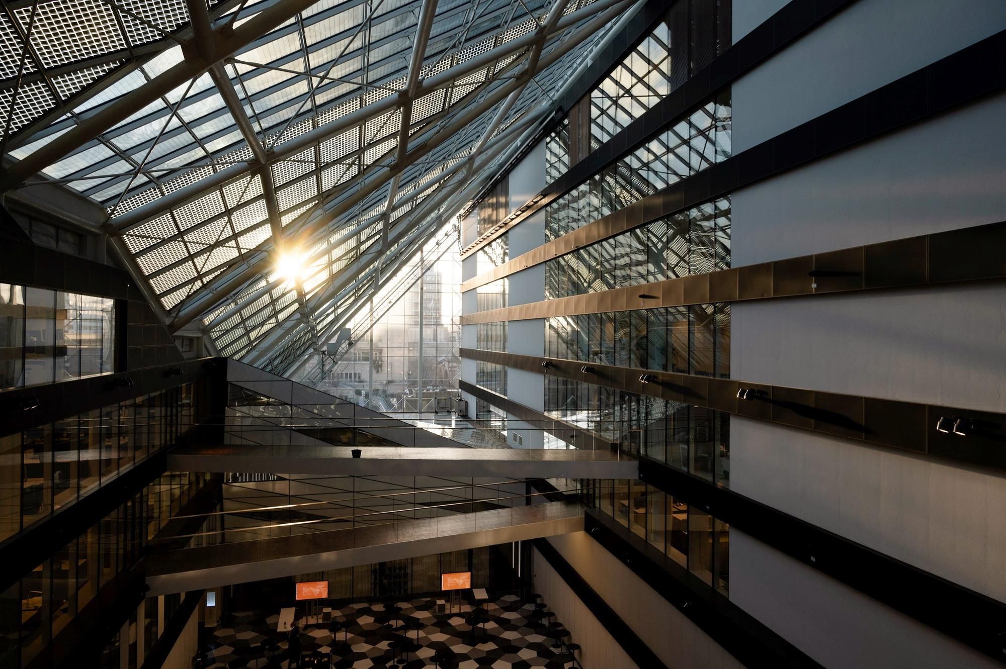 Moderne bygning med glasloft og terrasse, indre atrium, gulve, vinduer og lyse glaskonstruktioner, gulve, møbler og lyse