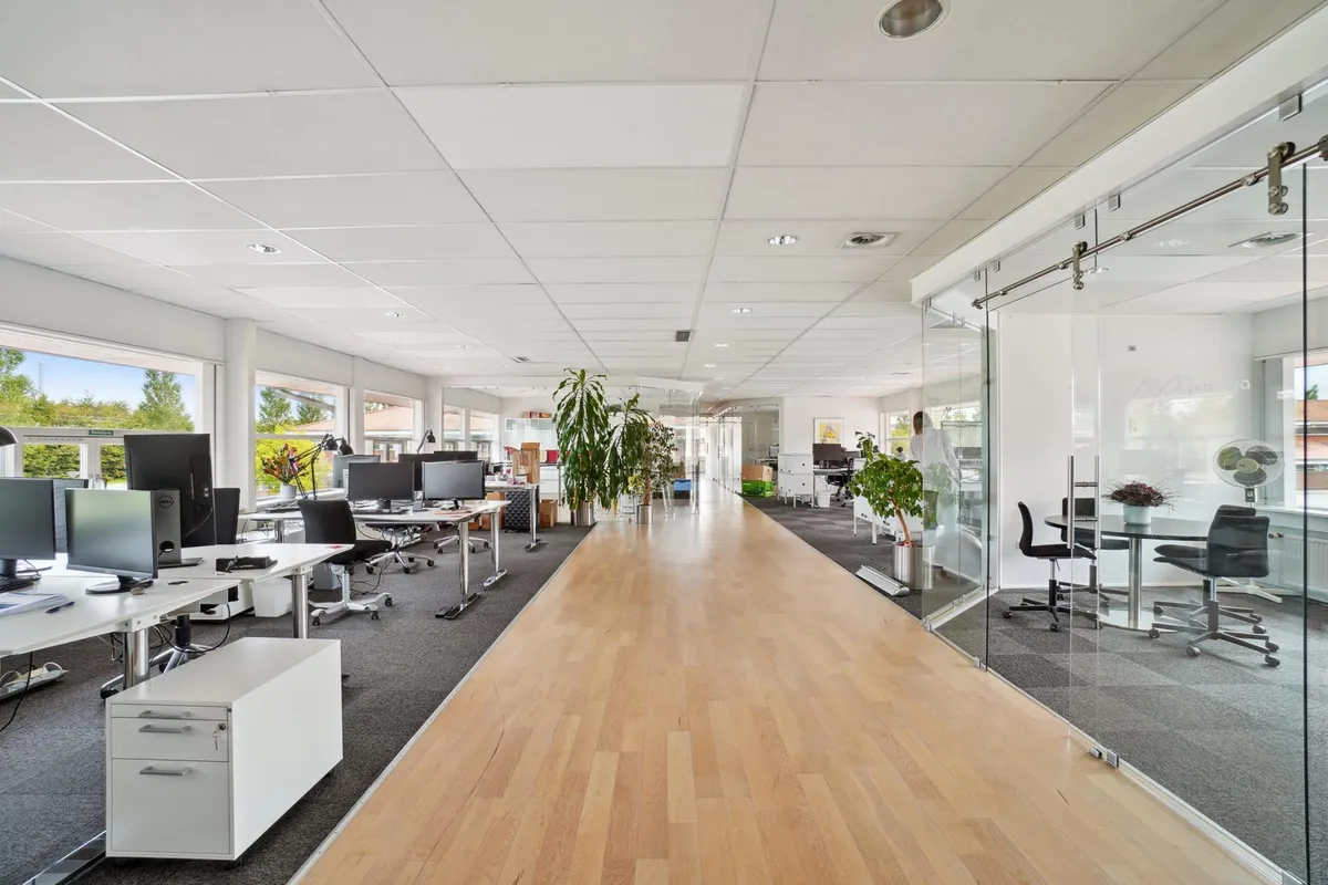 Moderne og stilfuld kontor med lyse gulve og store vinduer -Allerede indrettet med skriveborde og computere -Forskellige