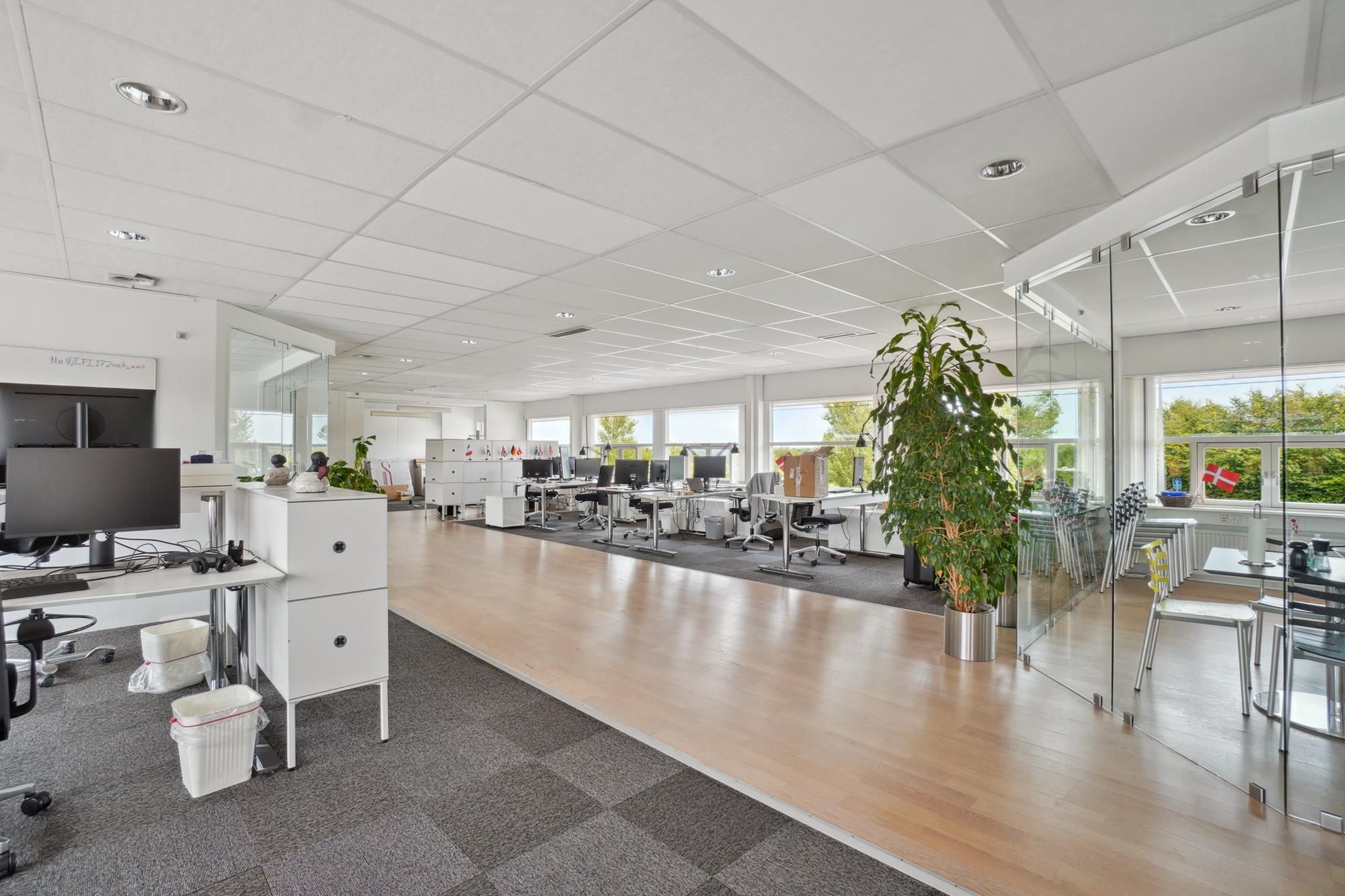 Moderne erhvervspark med højloftede lokaler og fuldt udstyrrede kontorer, høj kvalitet, naturligt lys og forskellige
