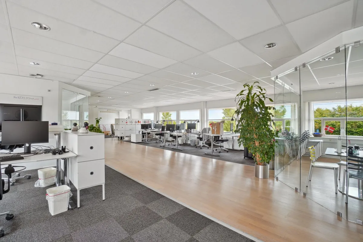 Moderne erhvervspark med højloftede lokaler og fuldt udstyrrede kontorer, høj kvalitet, naturligt lys og forskellige