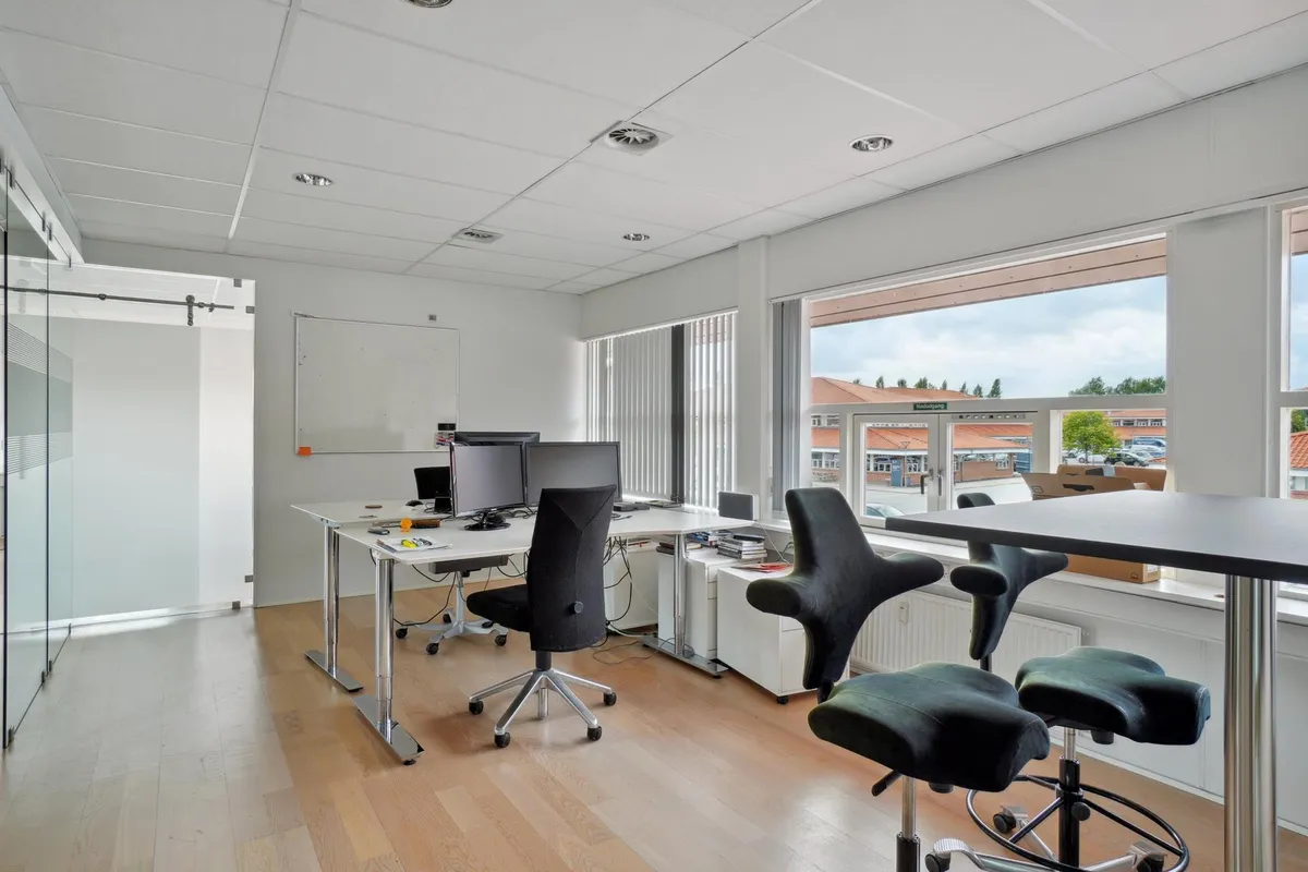 Erhvervspark med lyse og rummelige kontorer og en pæn udsigt til gaden og bygningerne.