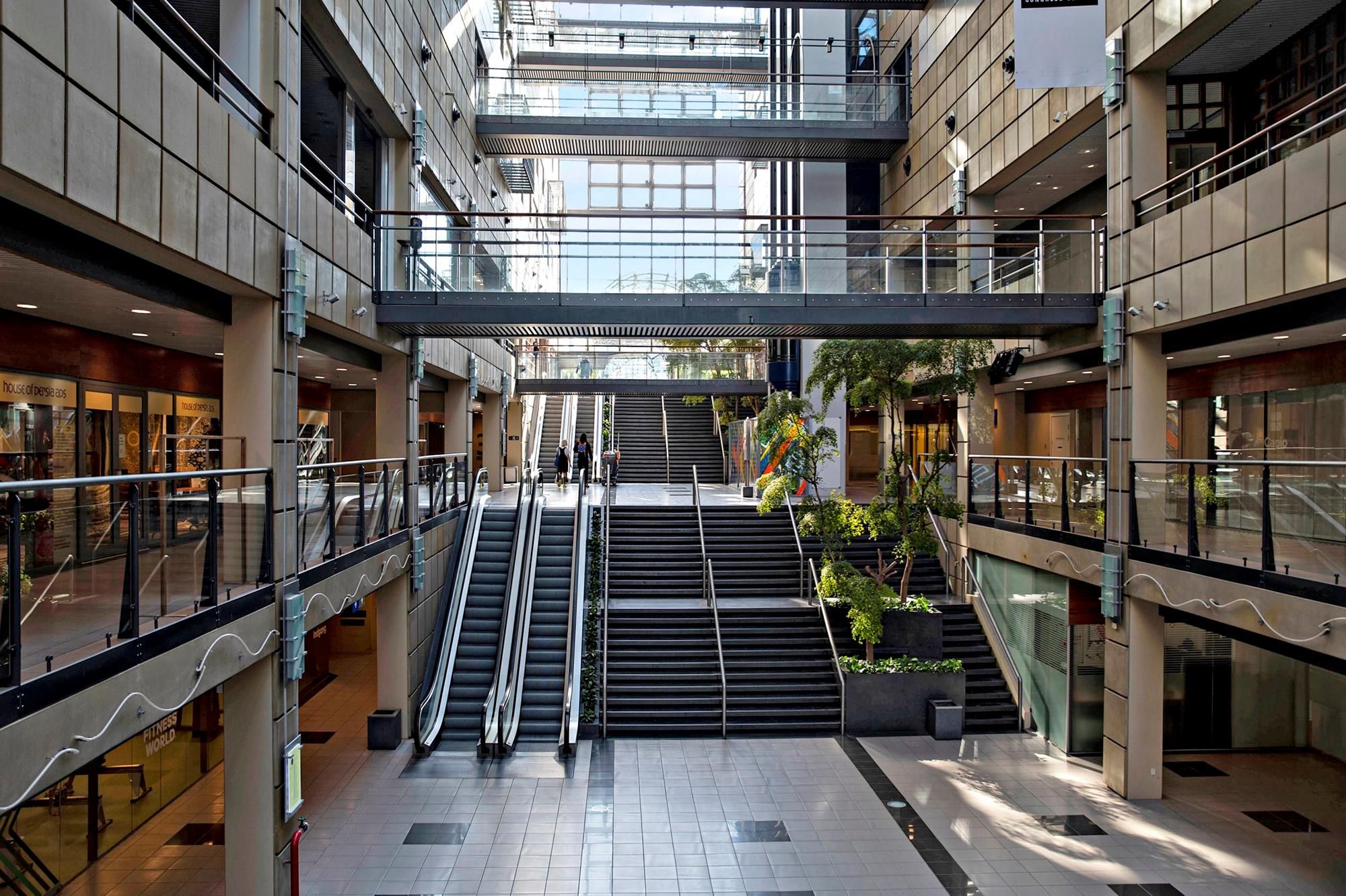 Moderne og velholdt indretning i Scandinavian Center Aarhus med store trapper og stige op mod anden etage