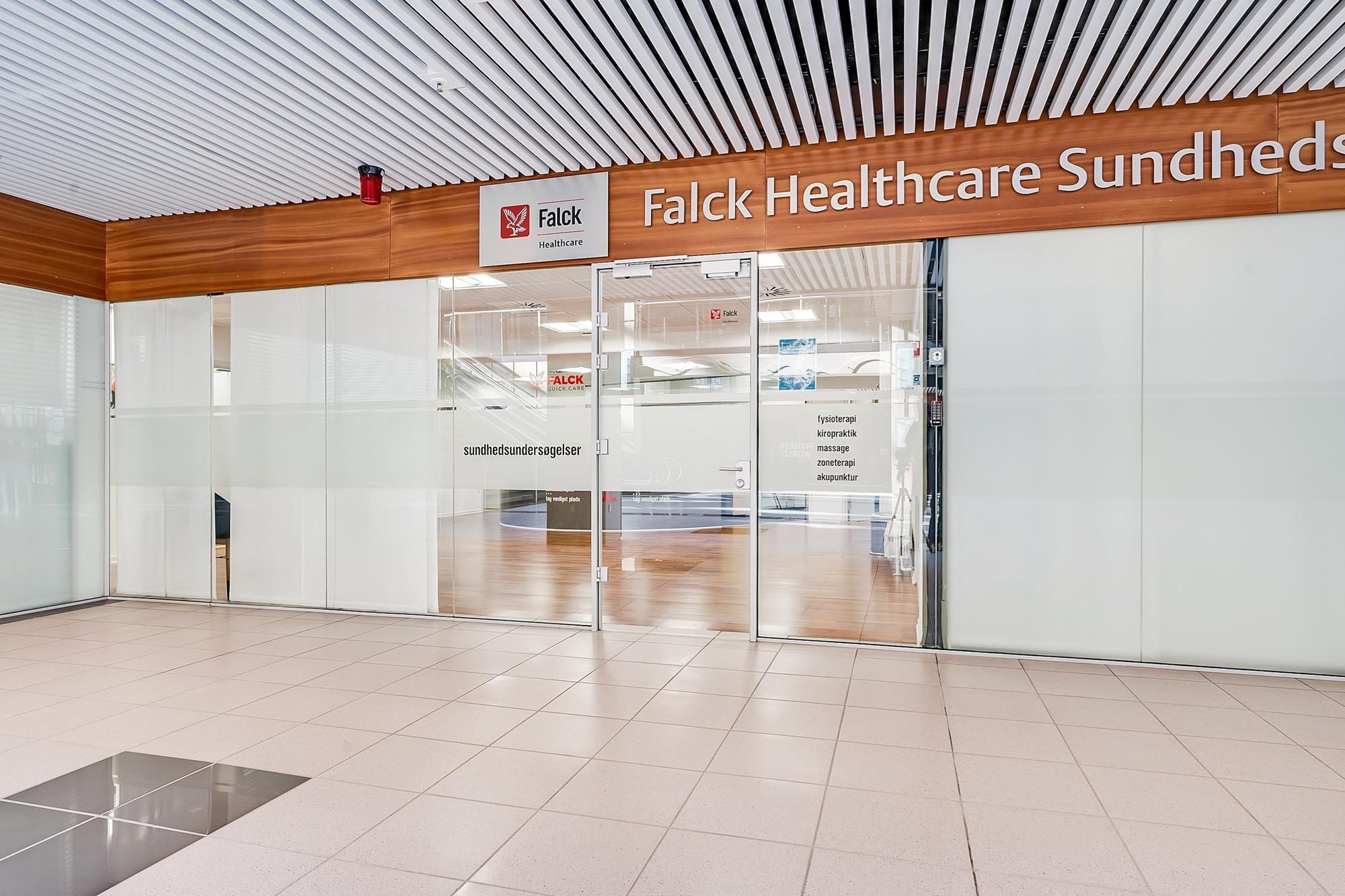 Modernt og velholdt sundhedscenter med glasdøre og lyse lofter -Vejledning om fysioterapi, kryoterapi og massage -Falck