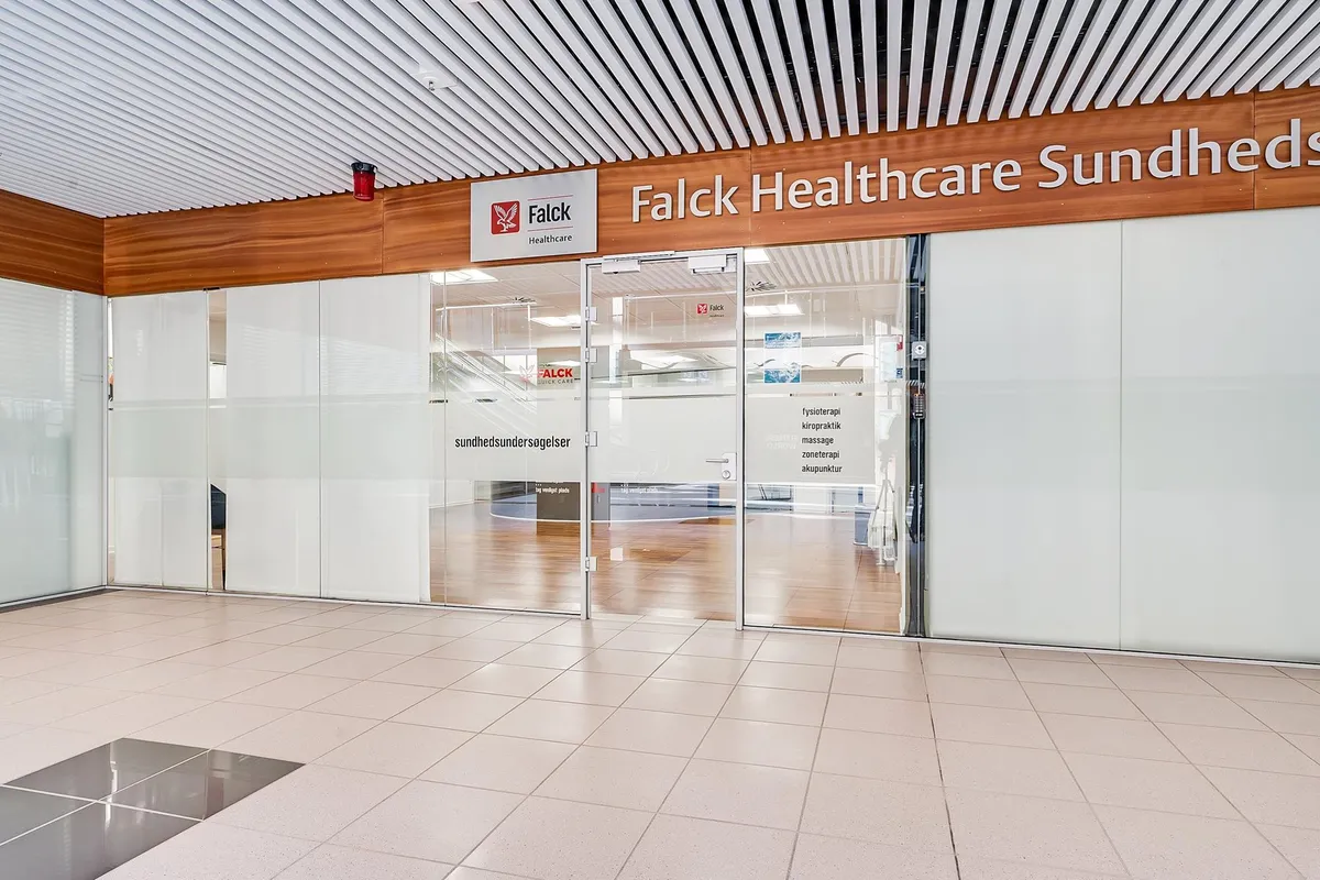 Modernt og velholdt sundhedscenter med glasdøre og lyse lofter -Vejledning om fysioterapi, kryoterapi og massage -Falck