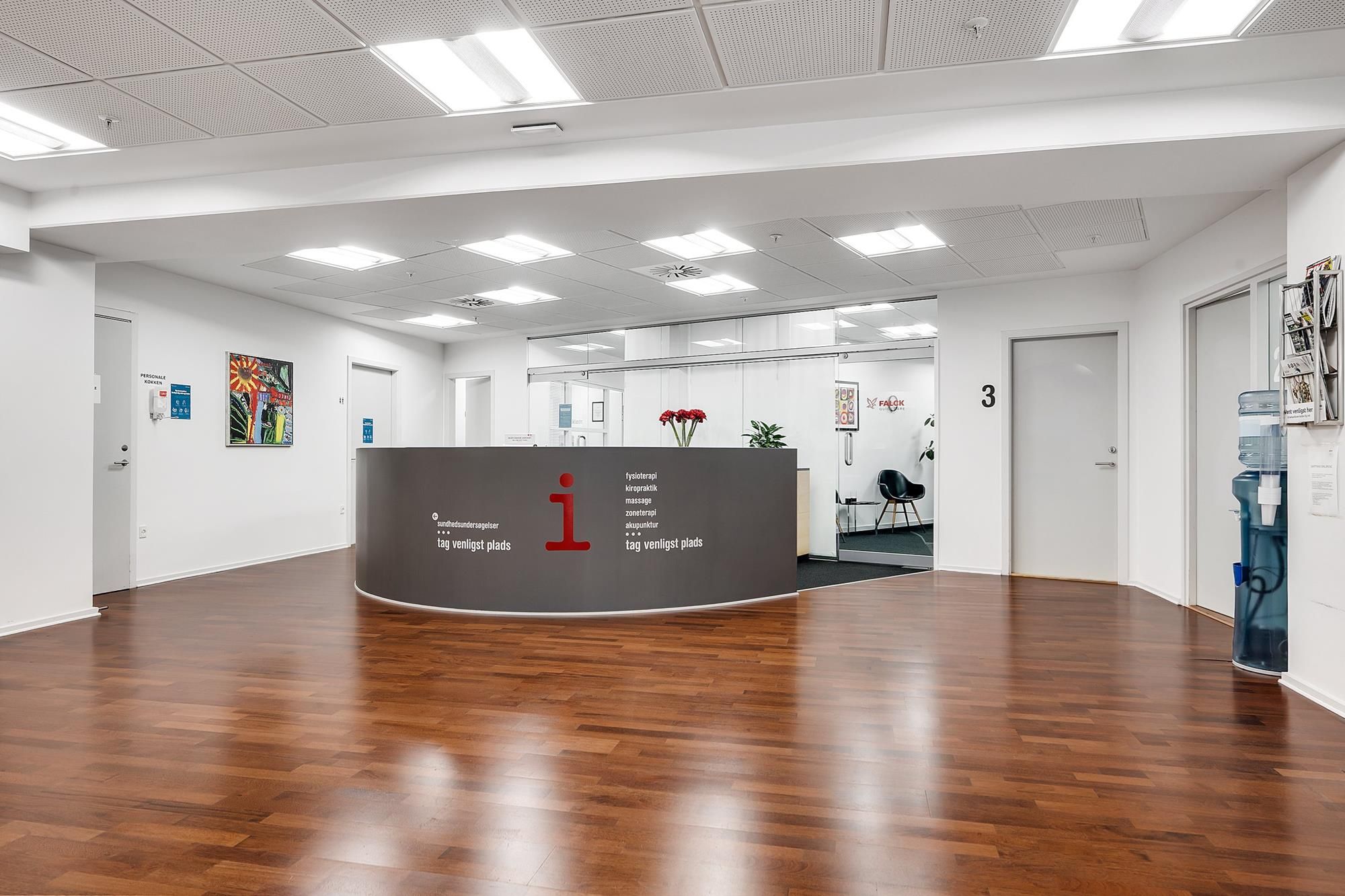 Lejer overtager lejemålet indflytningsklart i klinikken med trægulve og hvide vægge