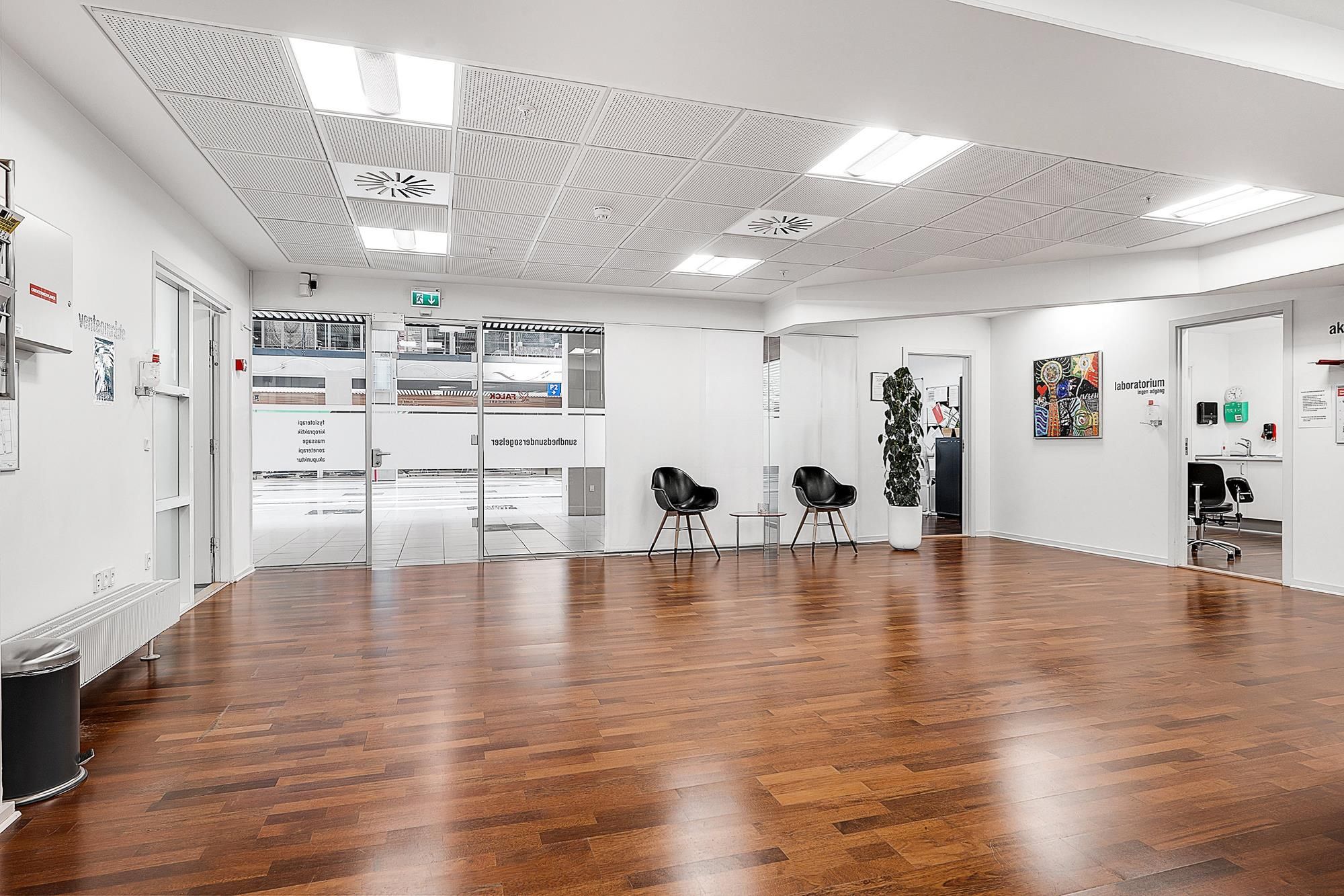 Røgfri zone med højt til loftet, masser af lys og masser af gulv. Det er et moderne kontor med højt til loftet, masser af