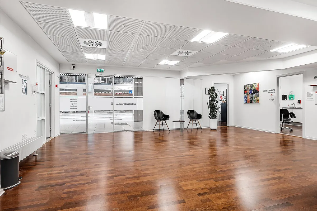 Røgfri zone med højt til loftet, masser af lys og masser af gulv. Det er et moderne kontor med højt til loftet, masser af