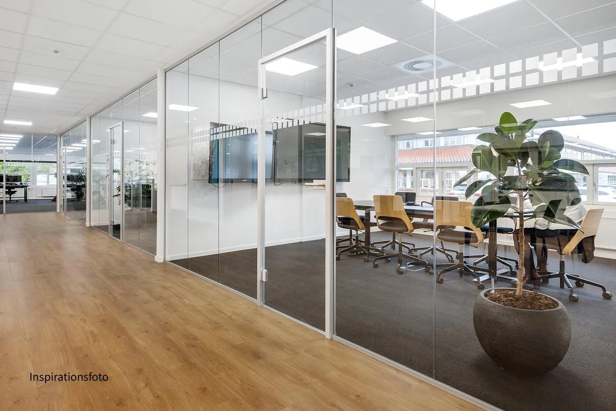 Store møde- og konferencelokaler med høje glasvægge og lyse lofter. Glasserum med moderne møbler og store plantepot.