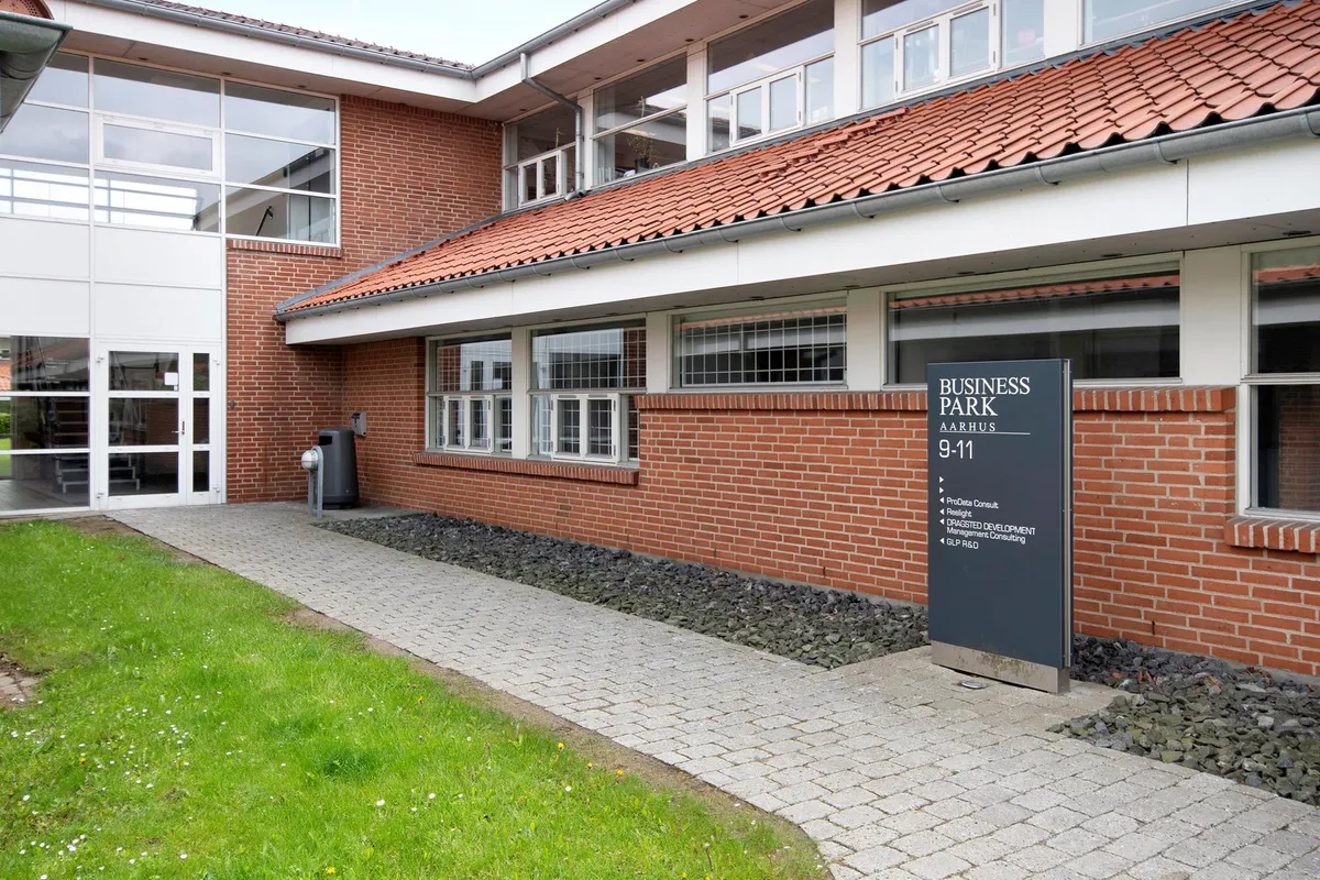 Business Park Aarhus 9-11 med p-muligheder og let adgang til E45, kort afstand til letbanestop og nyt kontorlokal