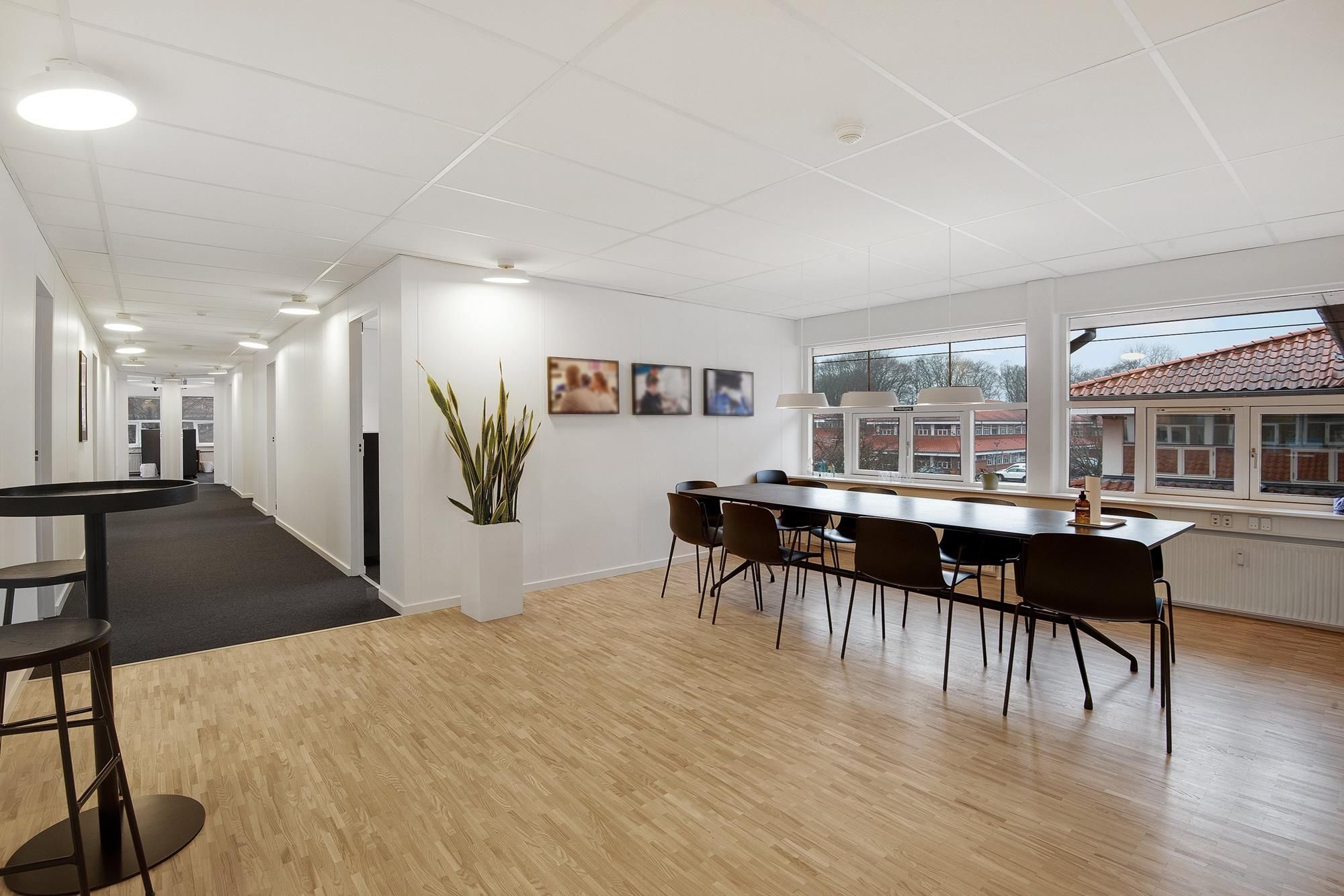 Elegant og luksuriøs kontorlounge med lyse gulvbelægning og mødebord -Komfortable stole og moderne mødebord -Lille