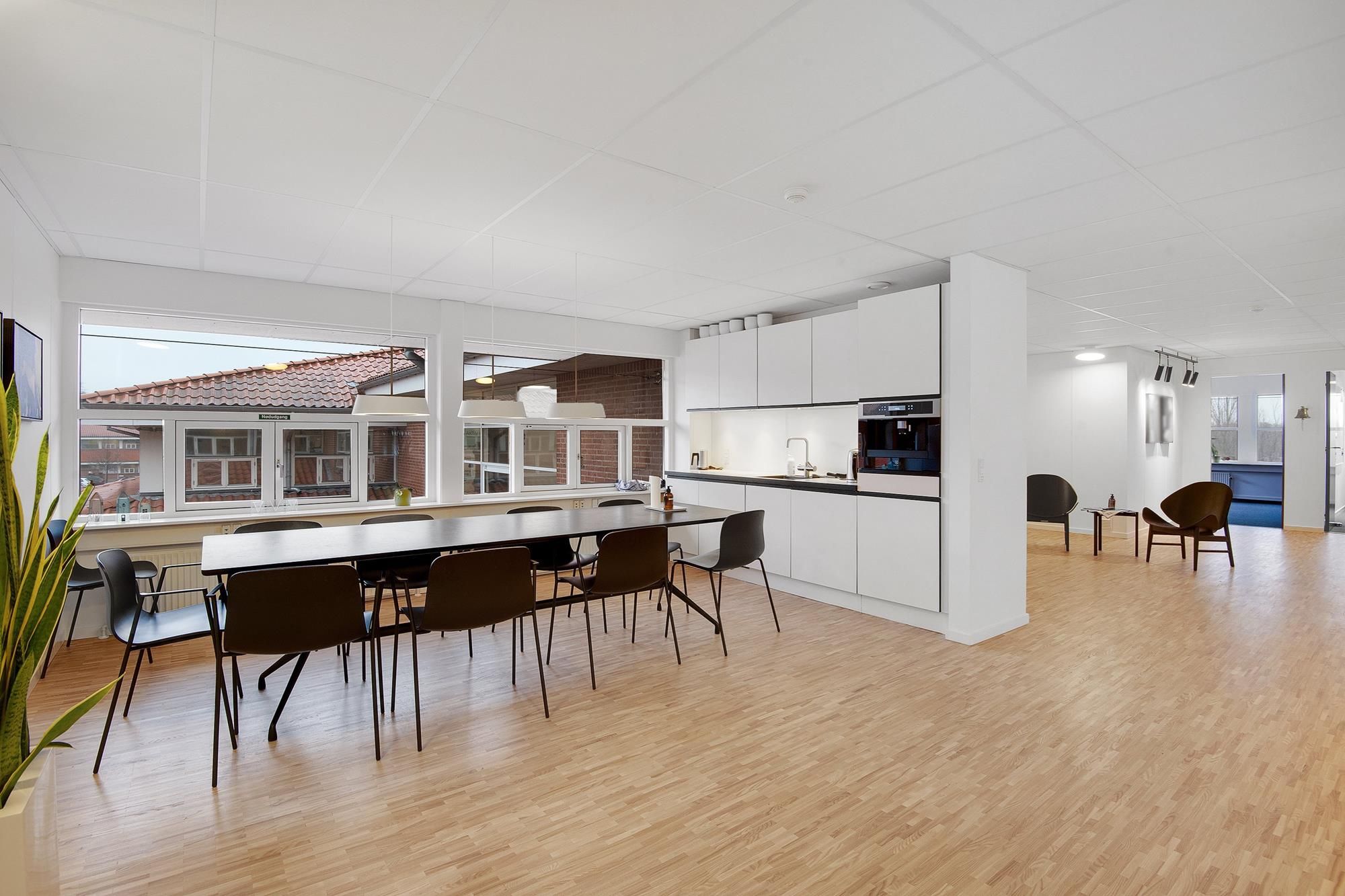 Lys og åben stue med spisebord og stole -Højloftet og minimalistisk design -Pæn udsigt til gaden med bygninger -Moderne