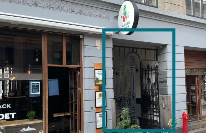 Burger Shack-restaurant med lukket port og køkken med udsigt til gaden og indvendige vinduer