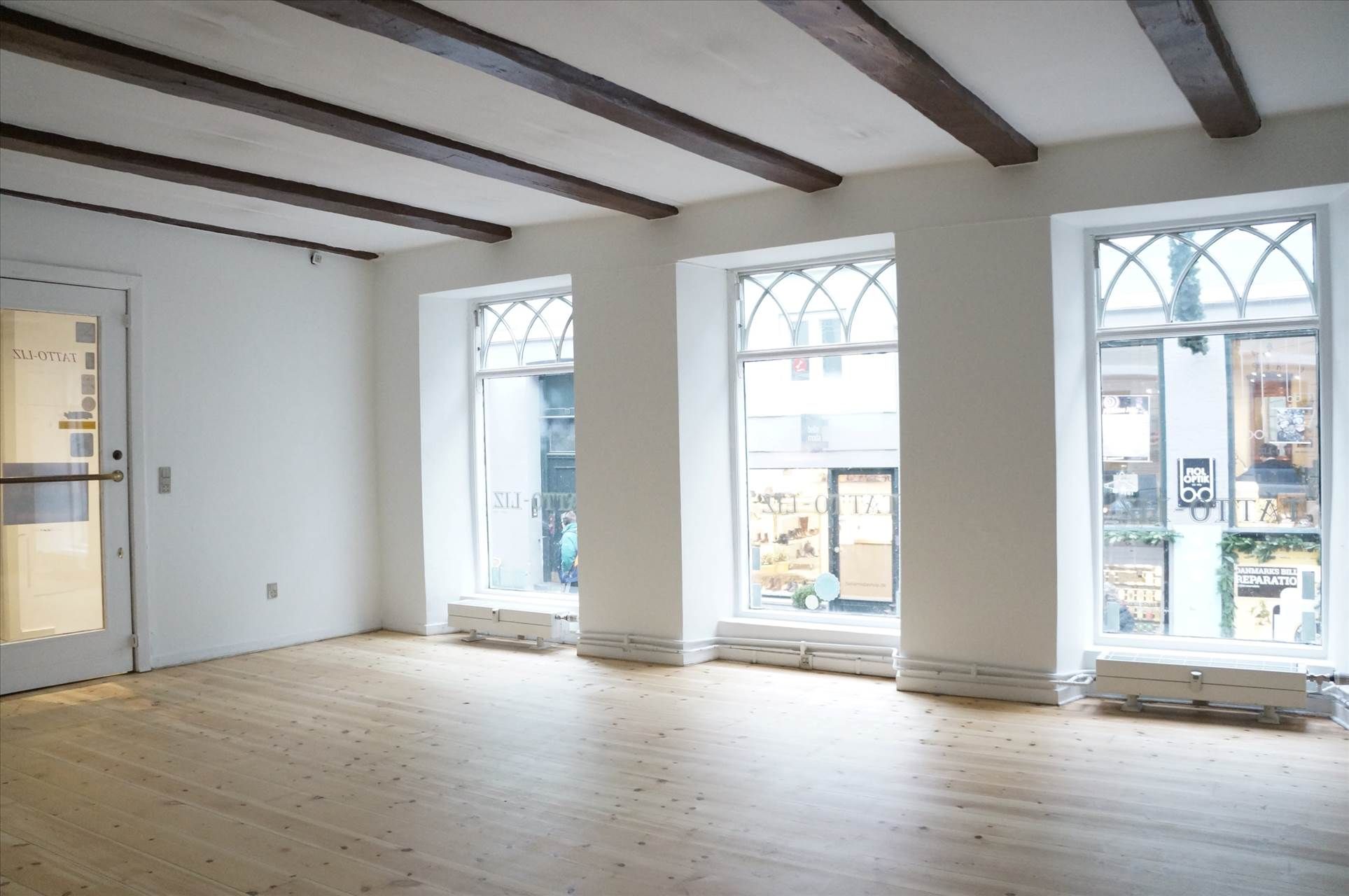 Butikslokale med 65 m² til leje i Fiolstræde. Lejemålet har højt lys, 3 vinduer og træloft. Lokalet er ubeboet og har smukke