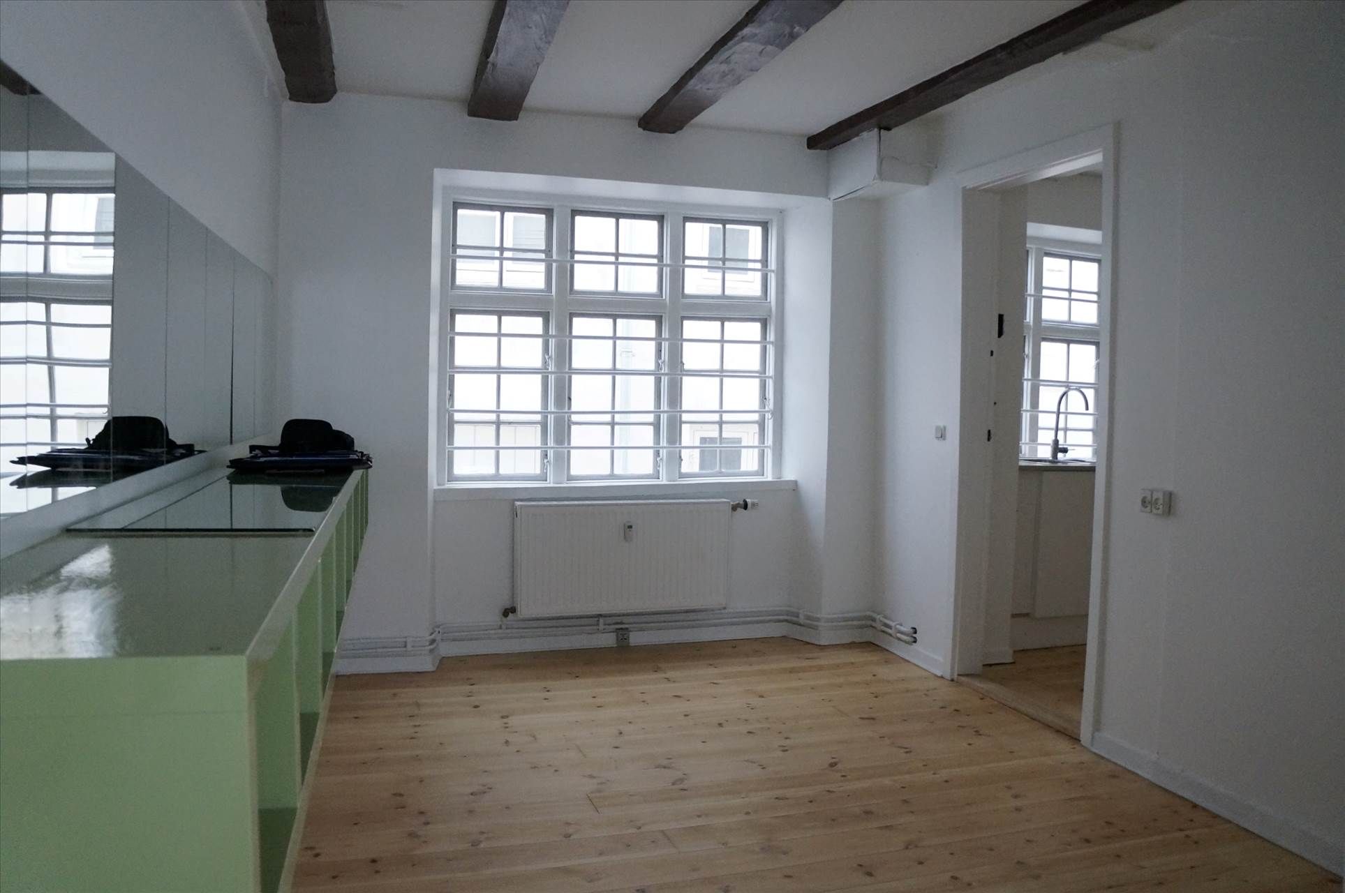 Fiolstræde ligger 100 meter fra Nørreport Station. Lejemålet er 65 m² og har højloft, store vinduer og lysegulv.