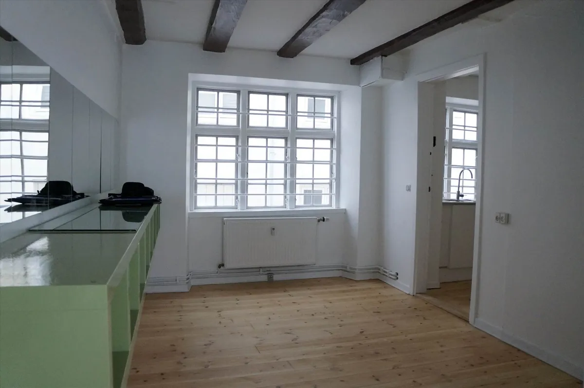 Fiolstræde ligger 100 meter fra Nørreport Station. Lejemålet er 65 m² og har højloft, store vinduer og lysegulv.