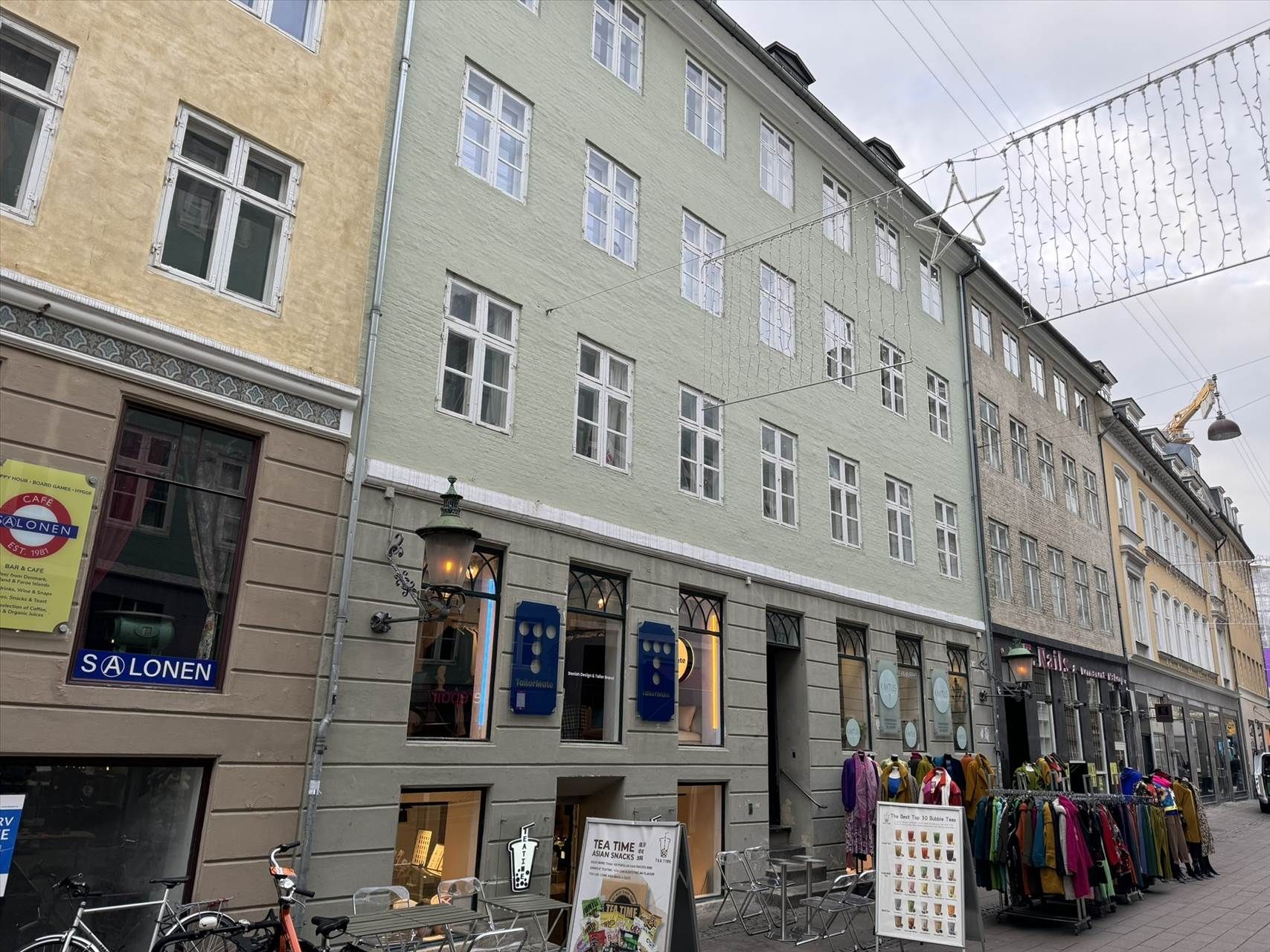 Fredet ejendom med adgang til Fiolstræde og butikker som Salonen og Tea Time i København