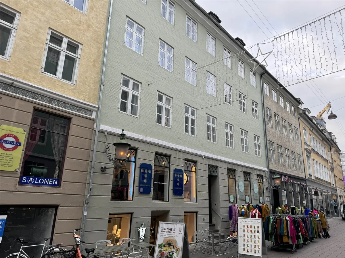 Fredet ejendom med adgang til Fiolstræde og butikker som Salonen og Tea Time i København