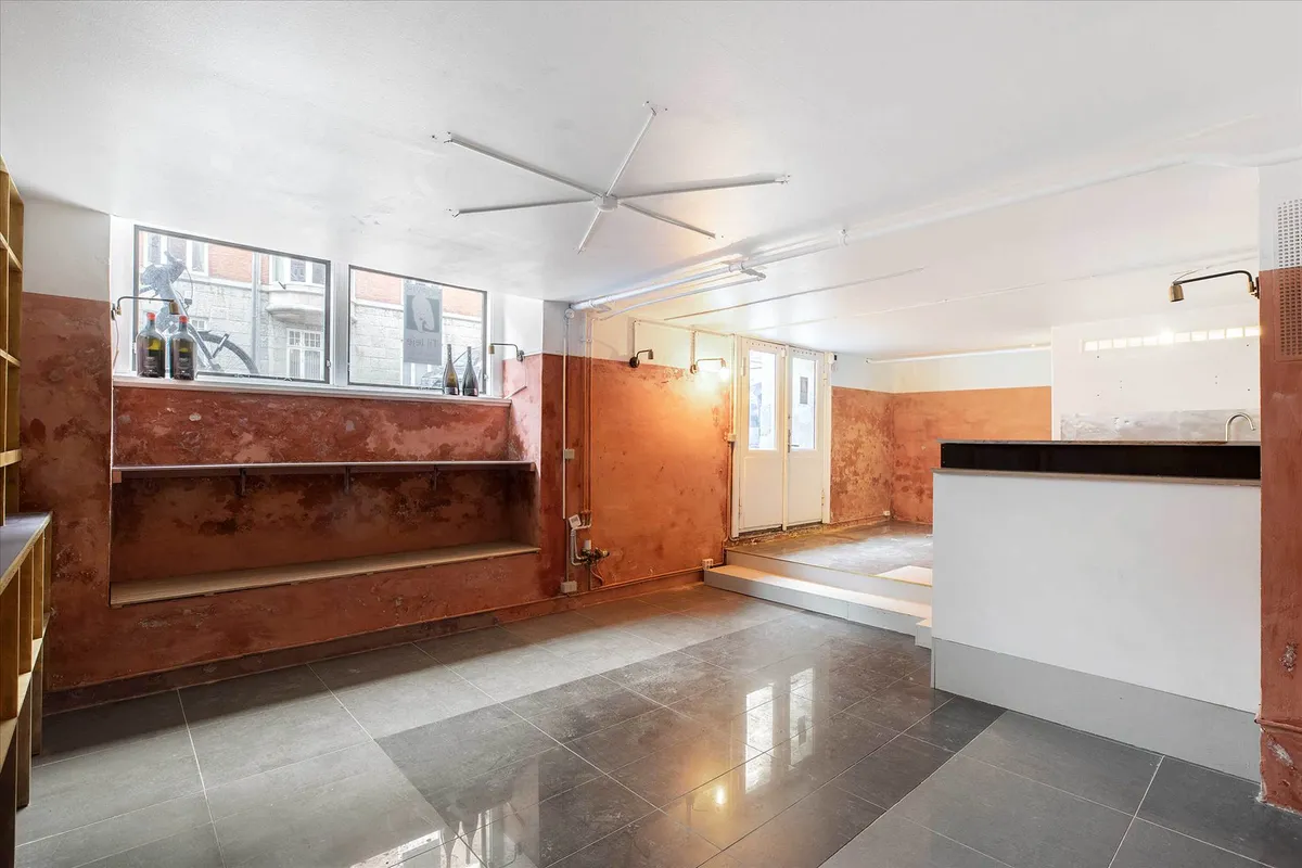 Rustik stue med lysegule vægge og gulvtæppe samt to store vinduer og moderne indretning