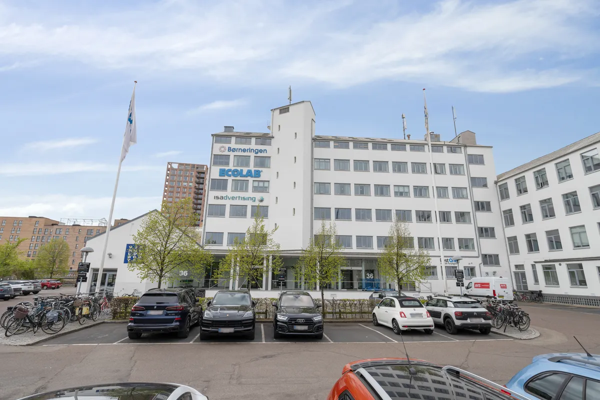Lejemål i København med parkeringsplads og cykelparkering og Ecolab-reklame på facaden