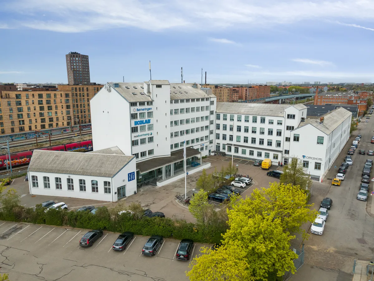 Lejemål med parkeringsplads, både foran og bagved, i en bygning med tekst Banneringen og Ecolabs