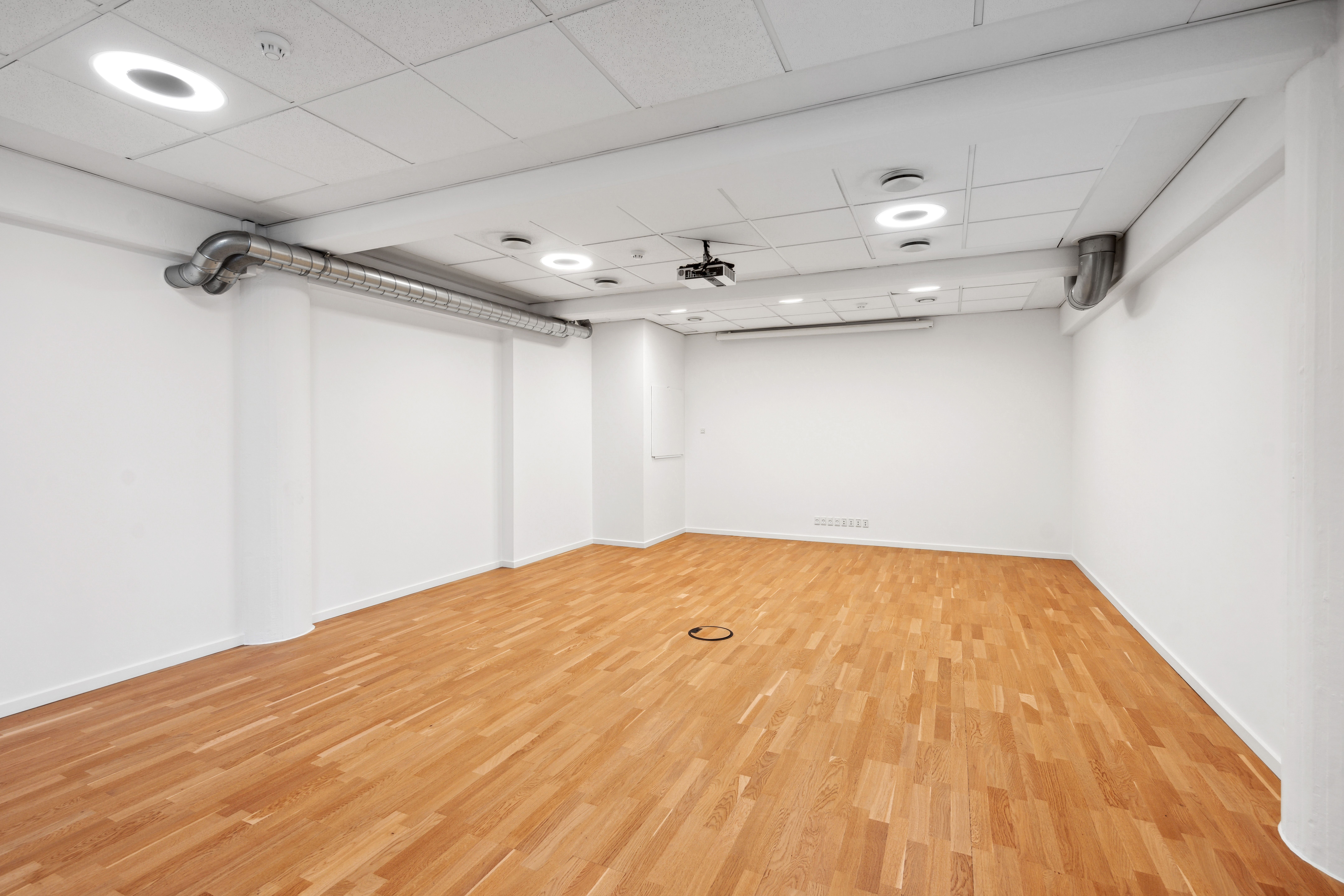 Lyst og rummeligt kontor med højloft og parketgulv i Valby, med moderne infrastruktur og teknologi til leje