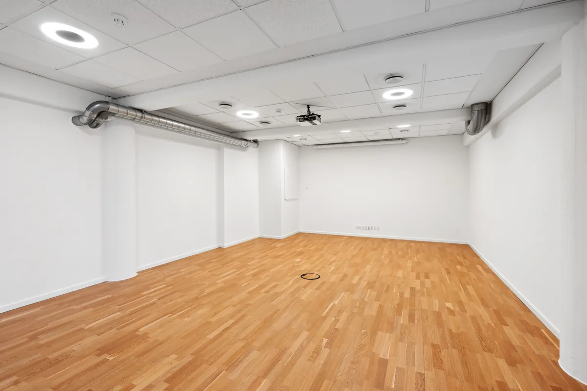 Lyst og rummeligt kontor med højloft og parketgulv i Valby, med moderne infrastruktur og teknologi til leje