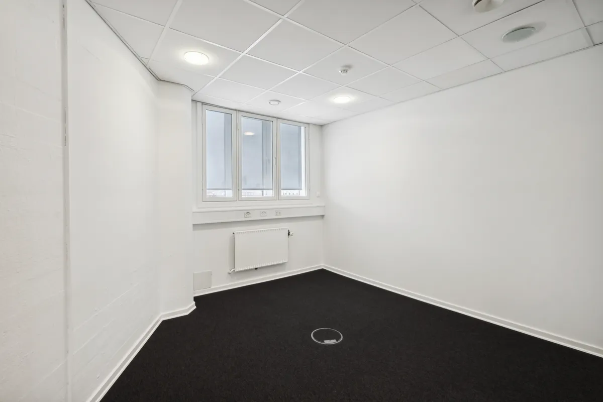 Rummeligt og nyt lejemål med vinduer og radiatorer i Valby. Værelset er fuldstændig hvidmalet og har sort gulv