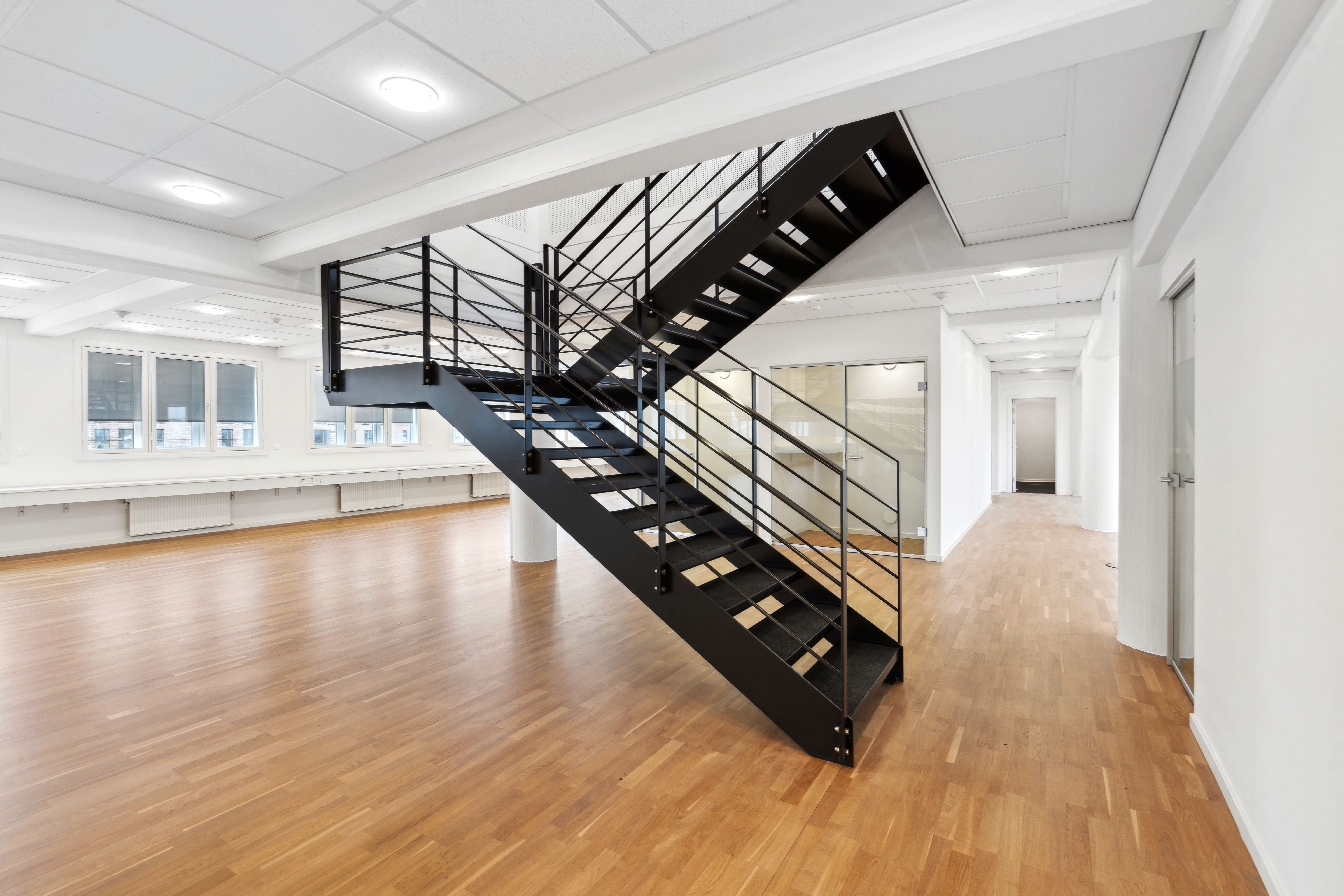 Lejlighed med lyse lofter og højkvalitets trægulv samt moderne stige og gulve i valby. Lejligheden har store vinduer og