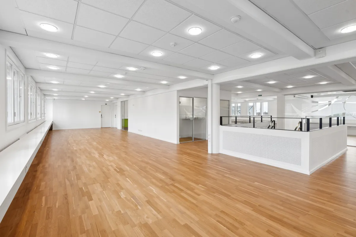 Nyistandsat lejemål med lyse gulve og højt til loftet i Valby. Lejligheden er fordelt over to etager og har glasdøre og