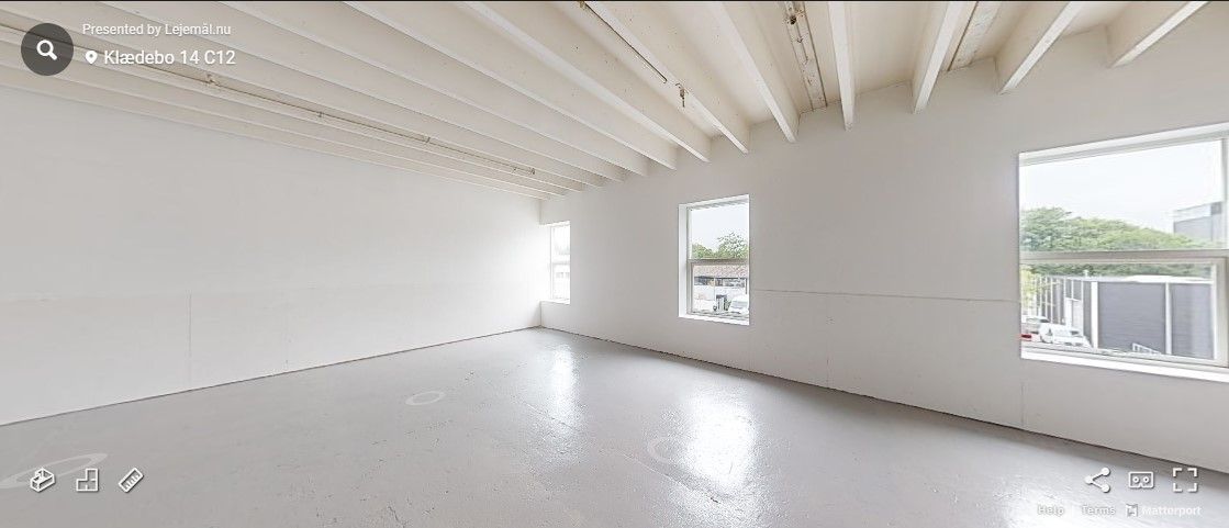 Store hvide lokaler med lysegulv og store vinduer samt lyselofter og lyse mure