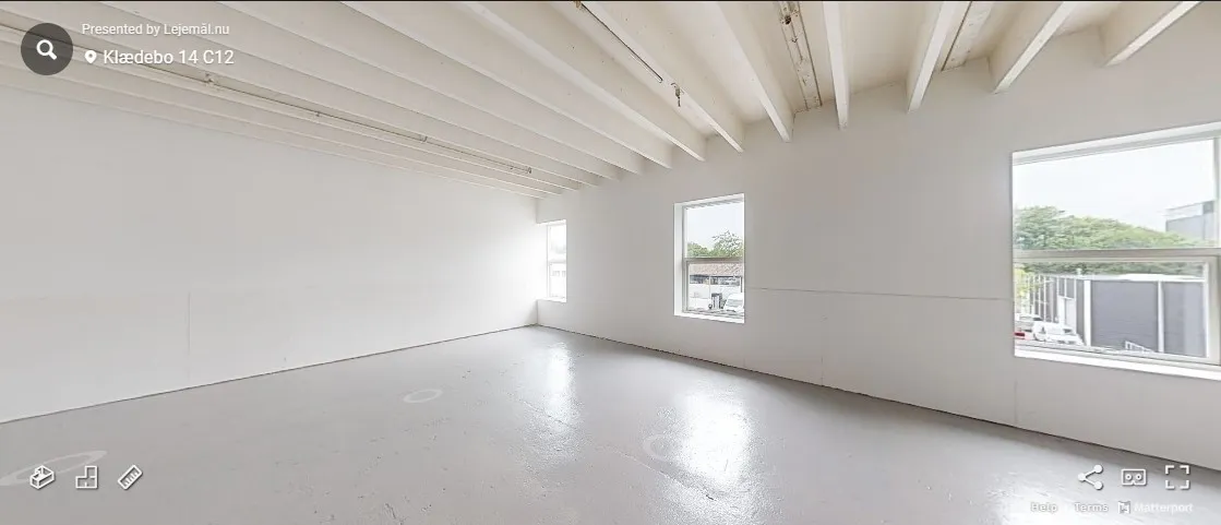 Store hvide lokaler med lysegulv og store vinduer samt lyselofter og lyse mure