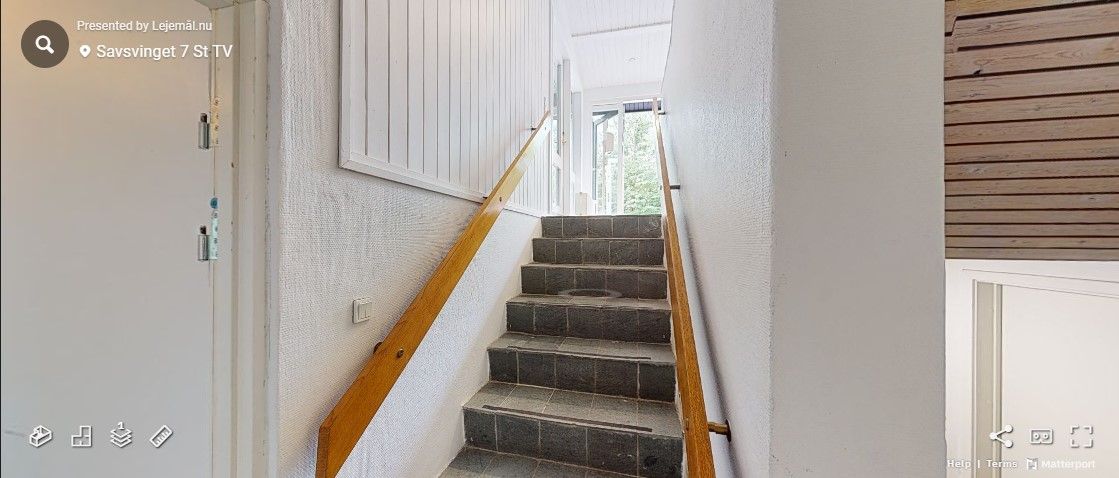 Trappe op til anden etage i Savsvinget 7 i Hørsholm med træhåndtag og gulve af granit.