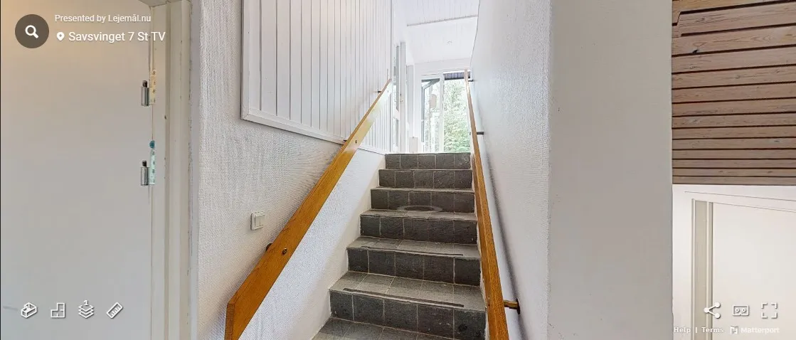 Trappe op til anden etage i Savsvinget 7 i Hørsholm med træhåndtag og gulve af granit.