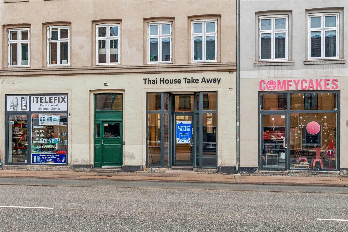 Butikslokaler med reklame for Thai House Take Away og Comfy Cakes med glasdøre og vinduer på Amagerbrogade
