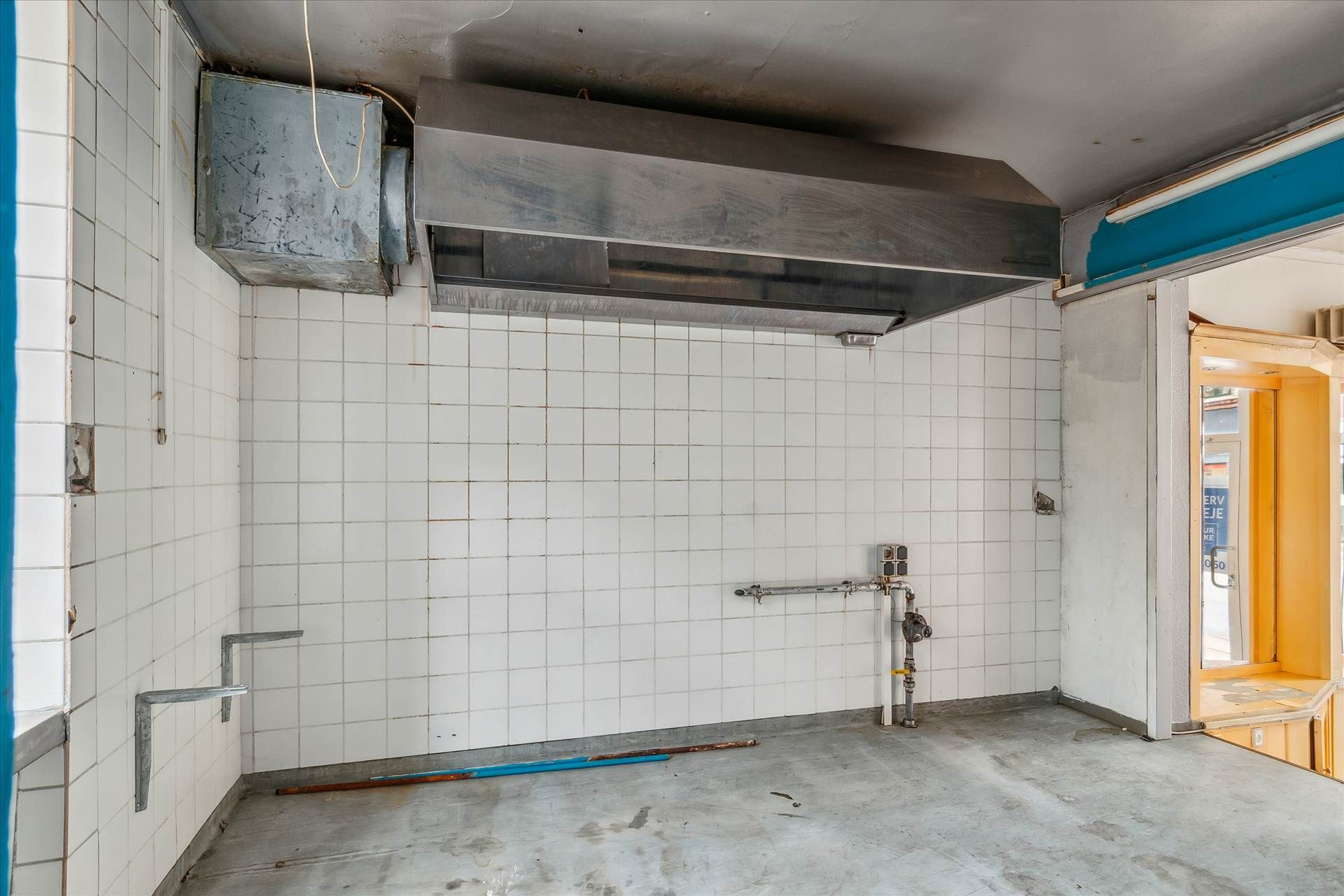 Fin lille butikslokale med 43 m² på Amagerbrogade. Lokalet er delvist udstyret med håndtag og ventilation.