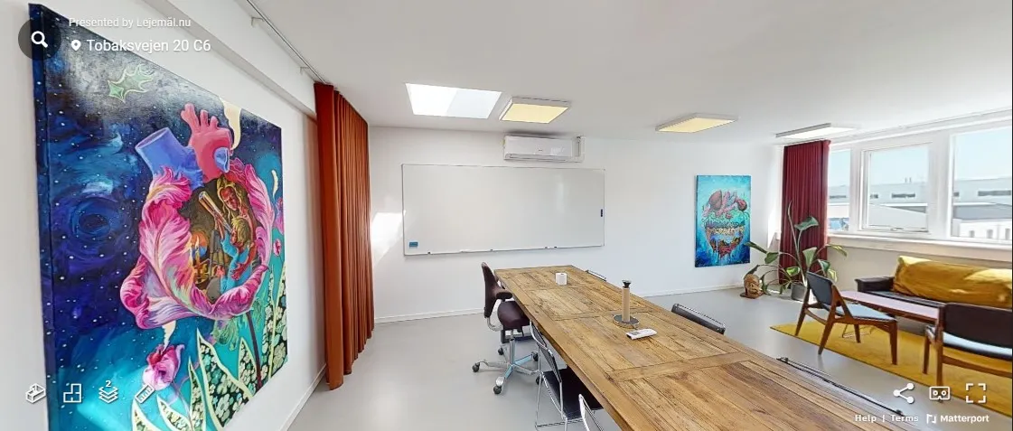 Tobaksbyen 20 C6 er et fredfyldt og inspirerende kontorlokaler med en stor maleri, en hvidt bræt og en skandinavisk