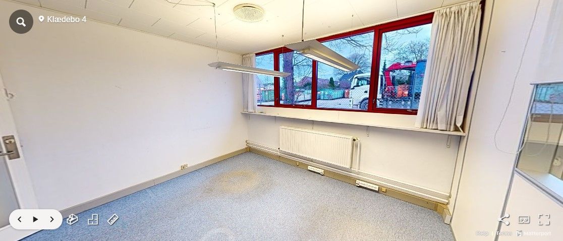 Ledig kontorlokal i et velholdt kontorcenter i Hørsholm med moderne vinduer og naturligt lys. Værelset har hvide vægge,