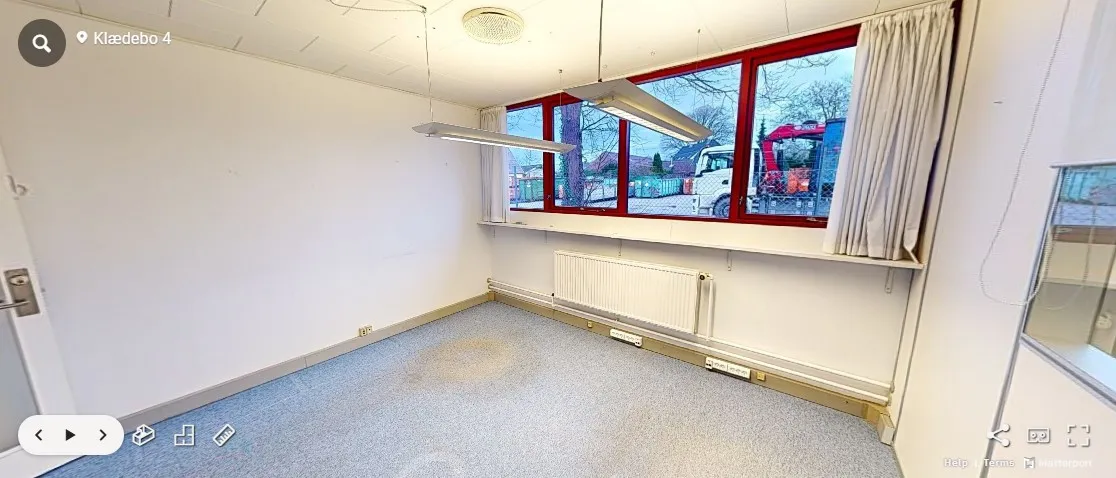 Ledig kontorlokal i et velholdt kontorcenter i Hørsholm med moderne vinduer og naturligt lys. Værelset har hvide vægge,