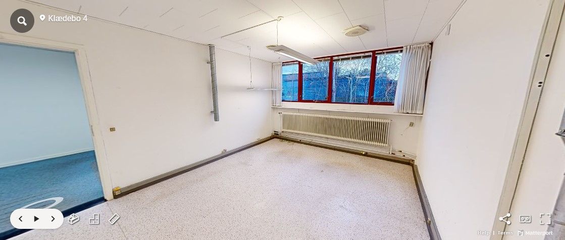 Ledig og velholdt kontor i Hørsholm med højloft, hvide vægge og store ruder, der giver masser af dagslys