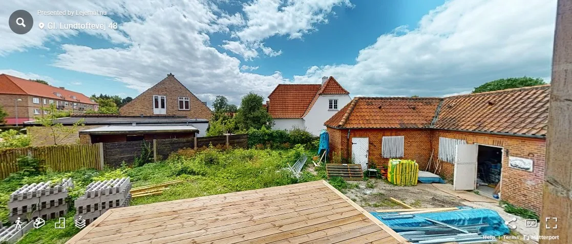 Huset med rød tagpapp ligger i centrum af Lyngby. Lejemålet er nyrenoveret og har to stuer. Huset står midt i grønne områder