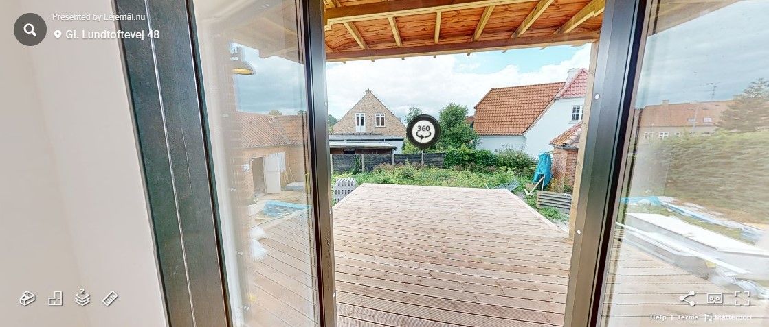 Nyrenoveret erhvervslejemål med terrasse og pool. Lejemålet ligger i en attraktiv bondeby og er tæt på gåafstand til Lyngby