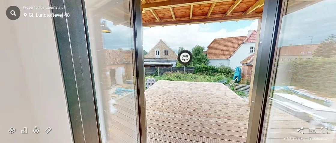 Nyrenoveret erhvervslejemål med terrasse og pool. Lejemålet ligger i en attraktiv bondeby og er tæt på gåafstand til Lyngby