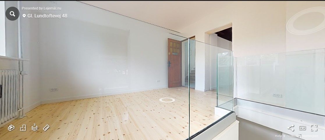 Erhvervslejemål med nyrenoveret gulv og høj glasvindu. Lejligheden er sammen med en anden lejlighed i samme bygning.