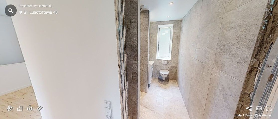 Lejlighed med moderne renoveret badeværelse, toilet og vask samt vinduesglas og trægulv