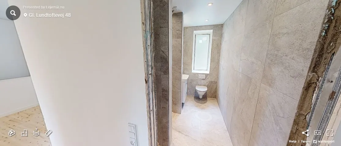 Lejlighed med moderne renoveret badeværelse, toilet og vask samt vinduesglas og trægulv