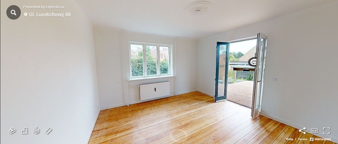 Nyrenoveret og fuldt møbleret erhvervslejemål med stort gulvområde og udsigt til haven. Værelse med lysevinduer og