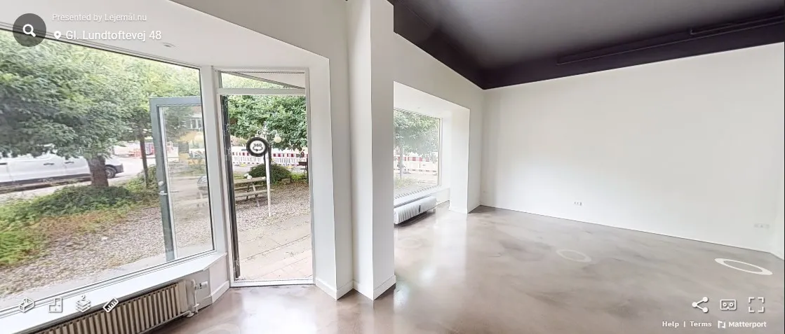 Nyrenoveret erhvervslejemål med store ruder og glasdøre. Lejemålet er ubeboet og har masser af lys. Stå på gulvet og se ud